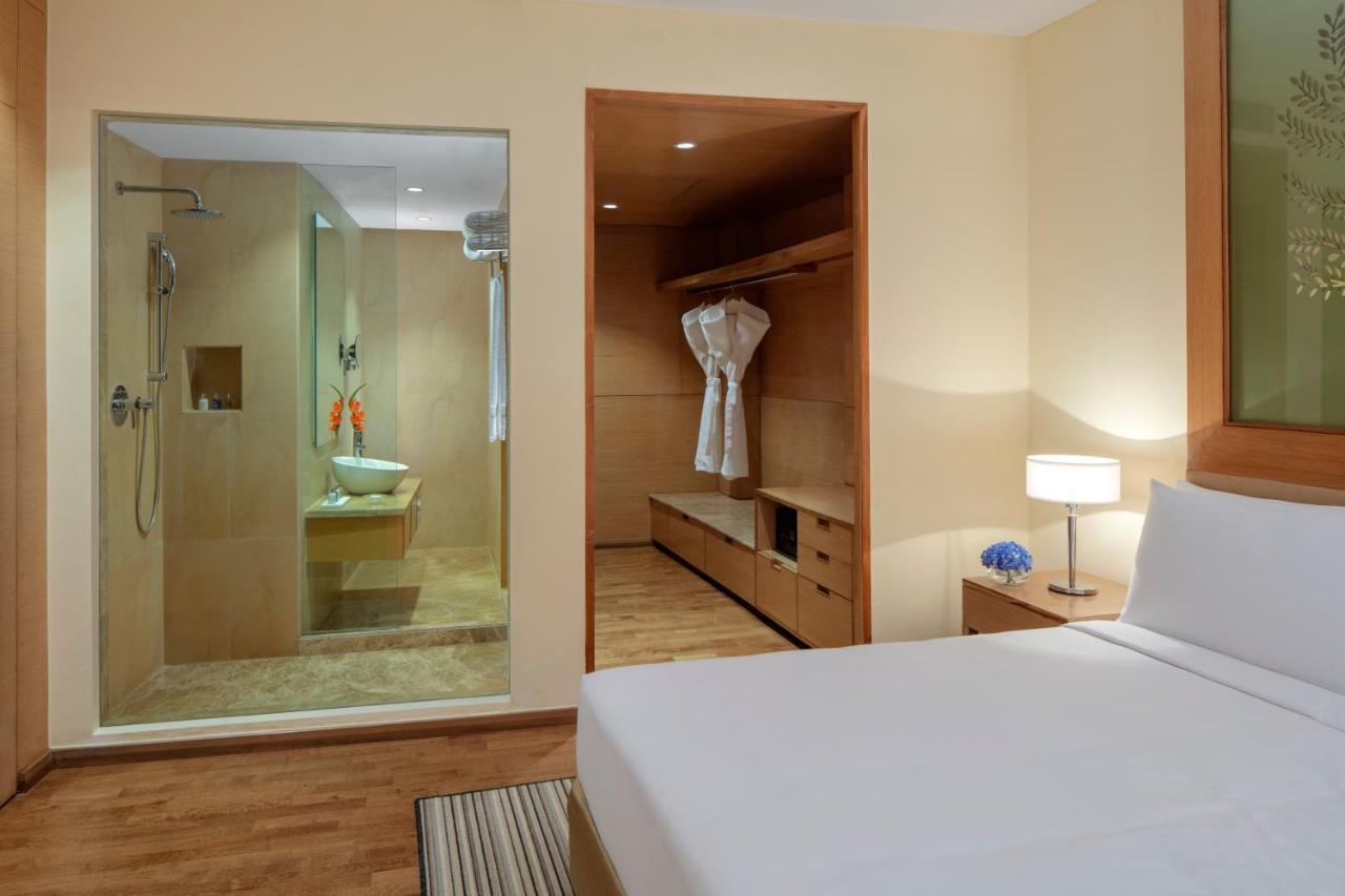 Radisson Blu Hotel New Delhi Dwarka Esterno foto A bathroom in a hotel room