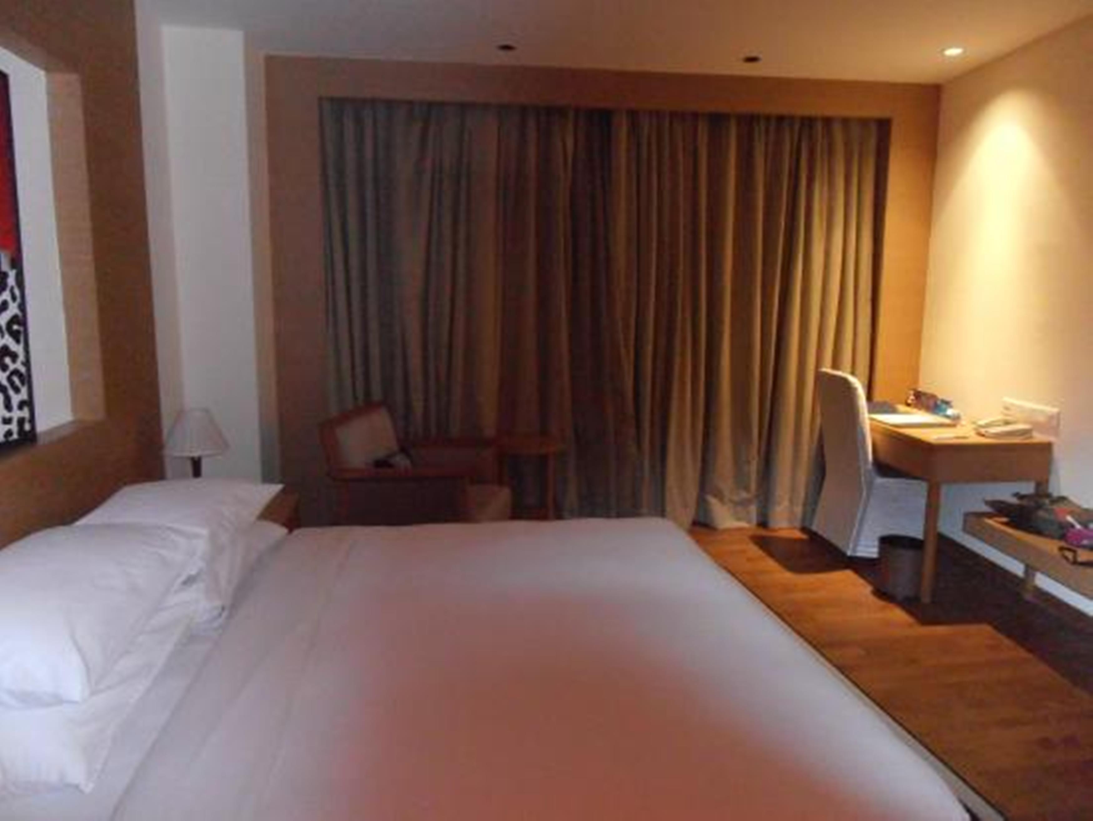 Radisson Blu Hotel New Delhi Dwarka Esterno foto A room at the hotel