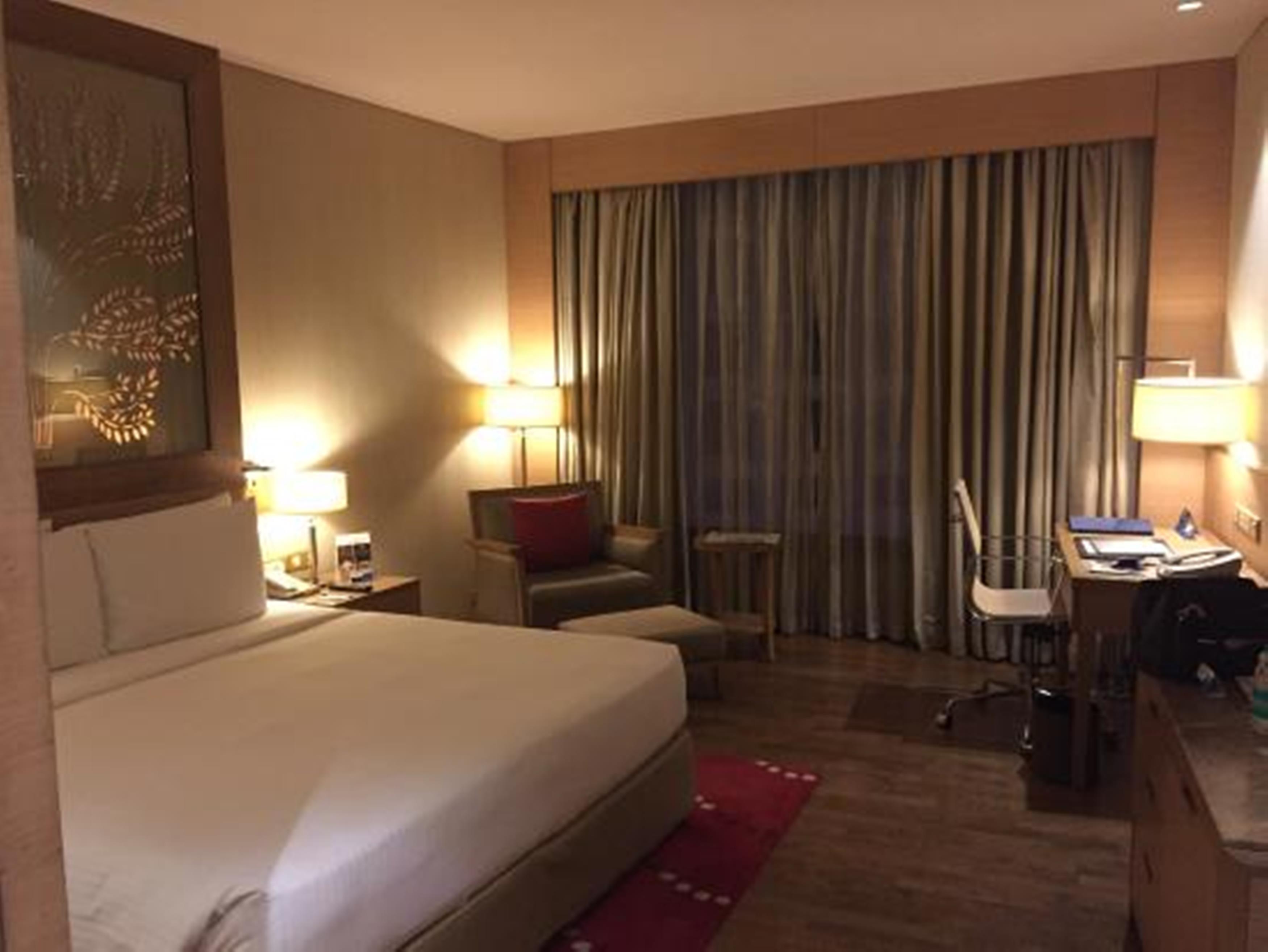 Radisson Blu Hotel New Delhi Dwarka Esterno foto A room at the hotel