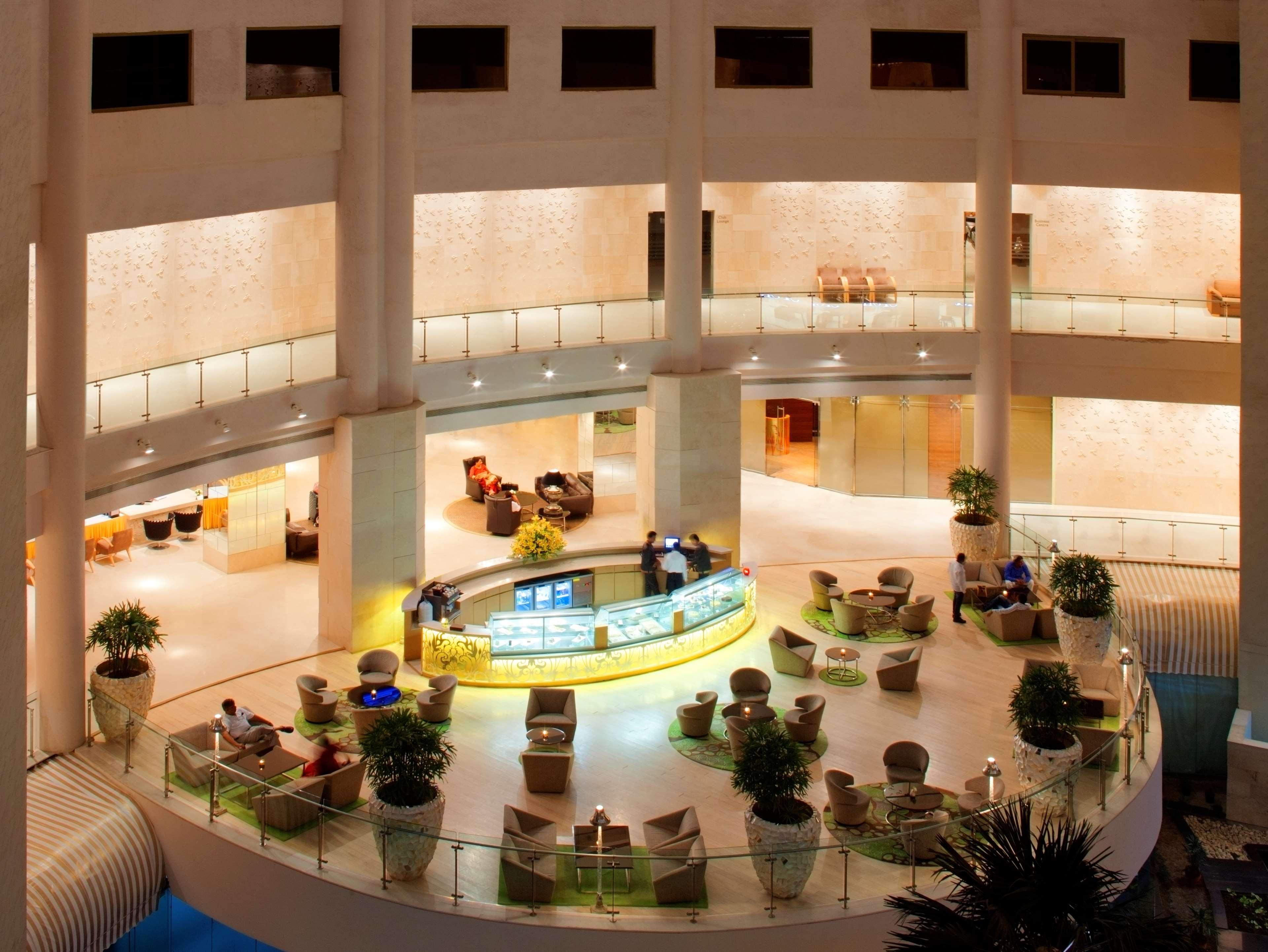 Radisson Blu Hotel New Delhi Dwarka Esterno foto The lobby of the hotel