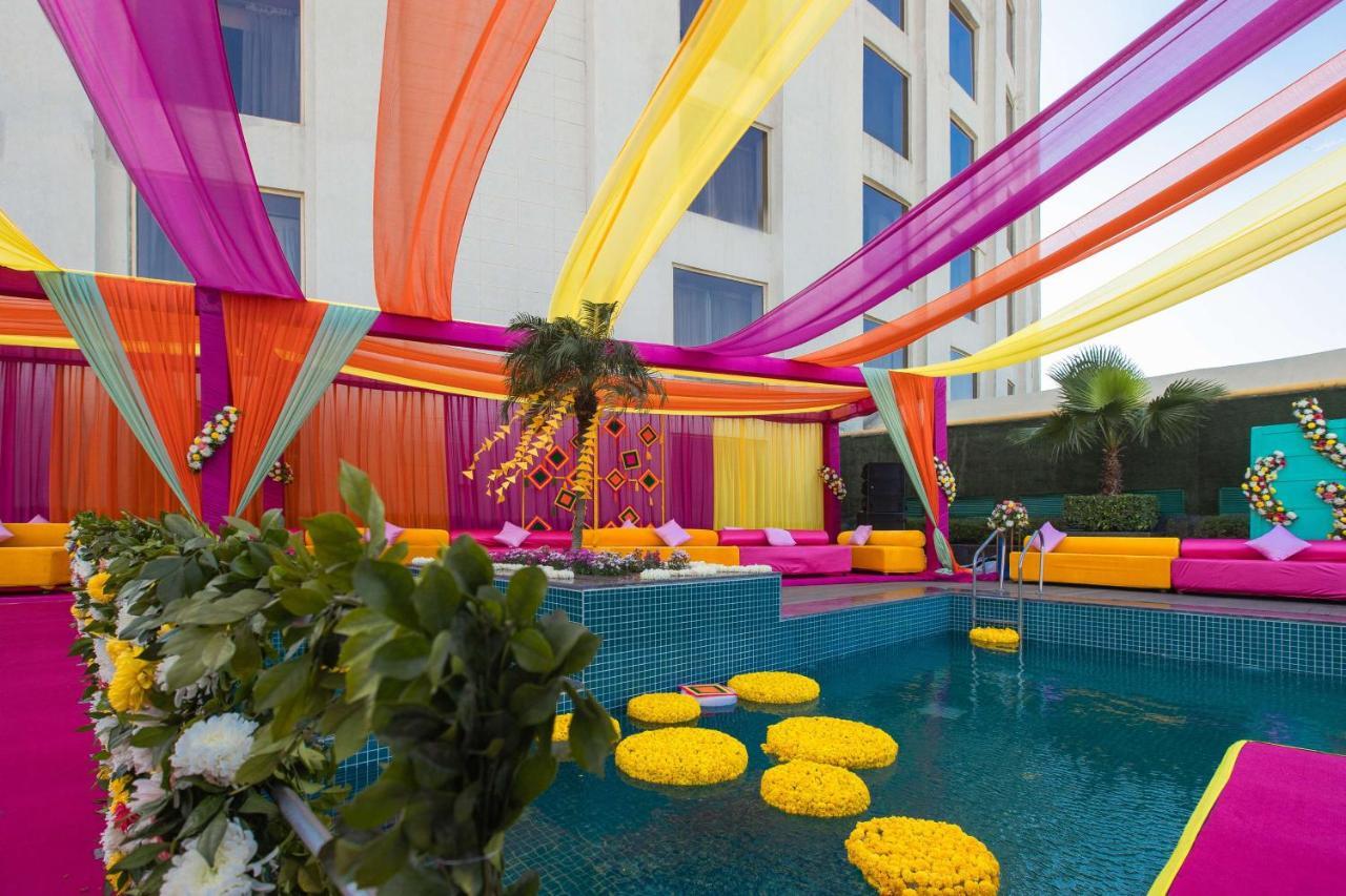Radisson Blu Hotel New Delhi Dwarka Esterno foto A poolside wedding in India