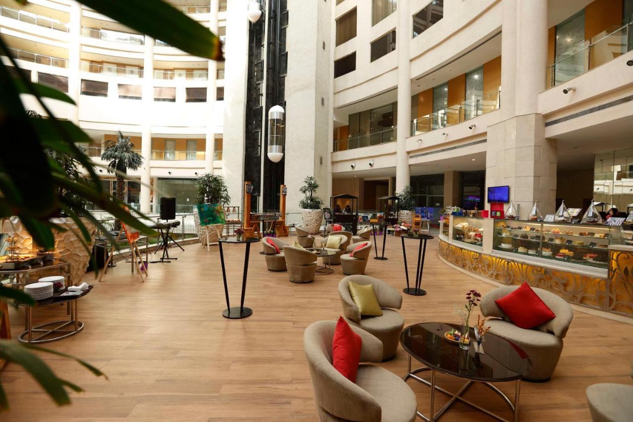 Radisson Blu Hotel New Delhi Dwarka Esterno foto The lobby of the hotel