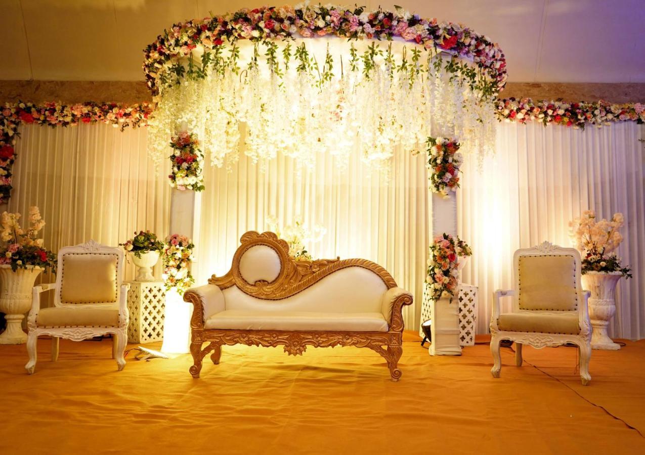 Radisson Blu Hotel New Delhi Dwarka Esterno foto A modern Malay wedding reception