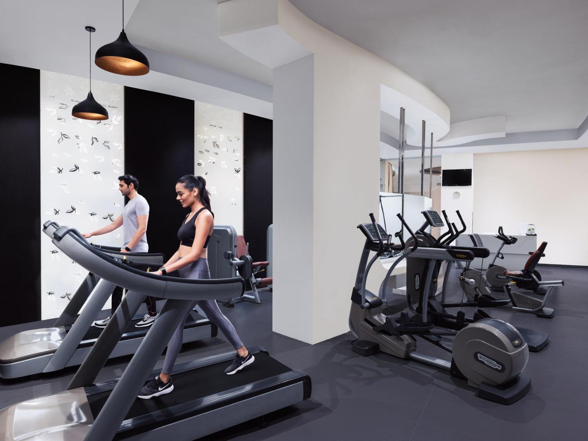Radisson Blu Hotel New Delhi Dwarka Esterno foto The gym at the hotel