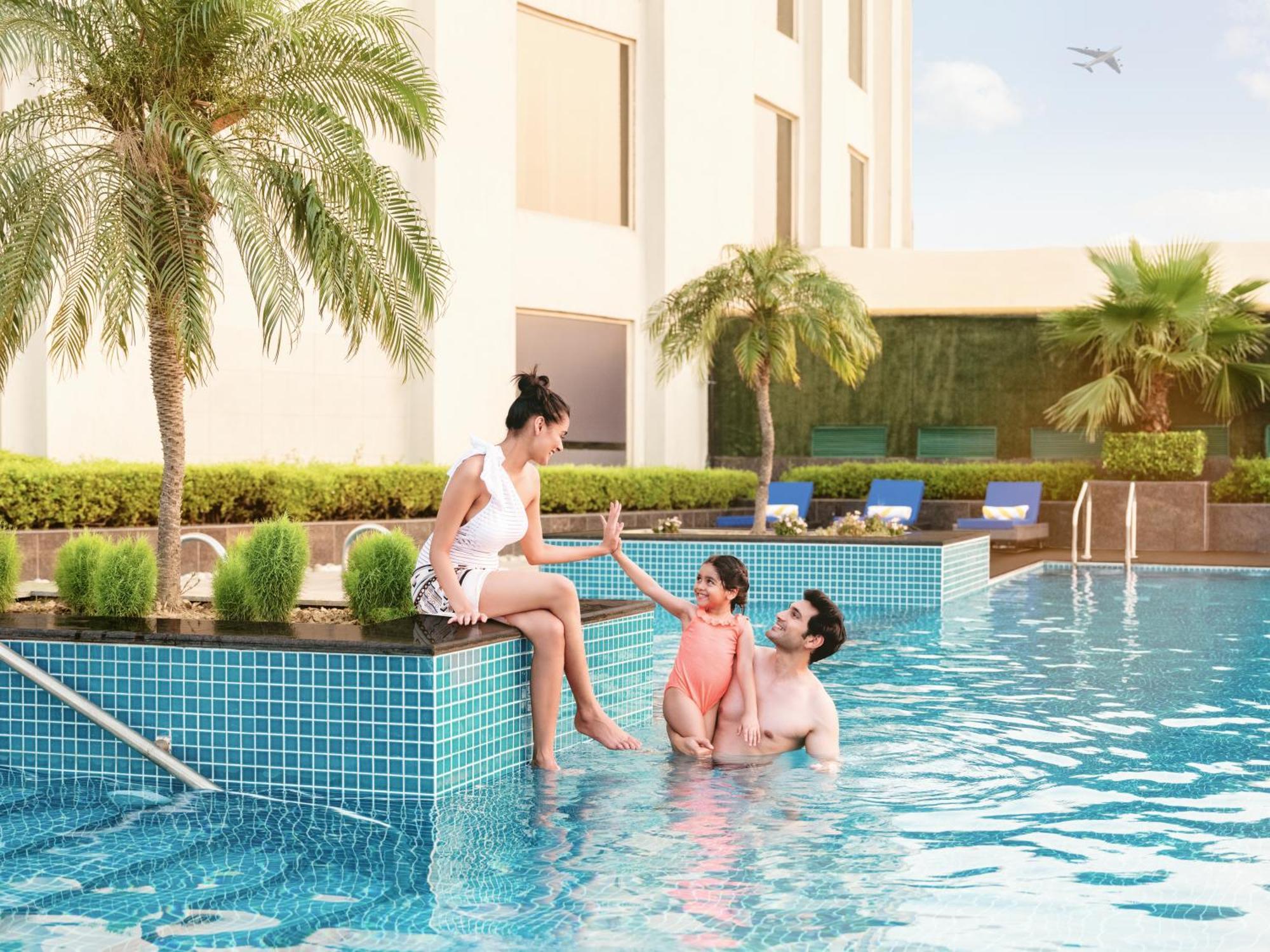 Radisson Blu Hotel New Delhi Dwarka Esterno foto Swimming pool at the hotel