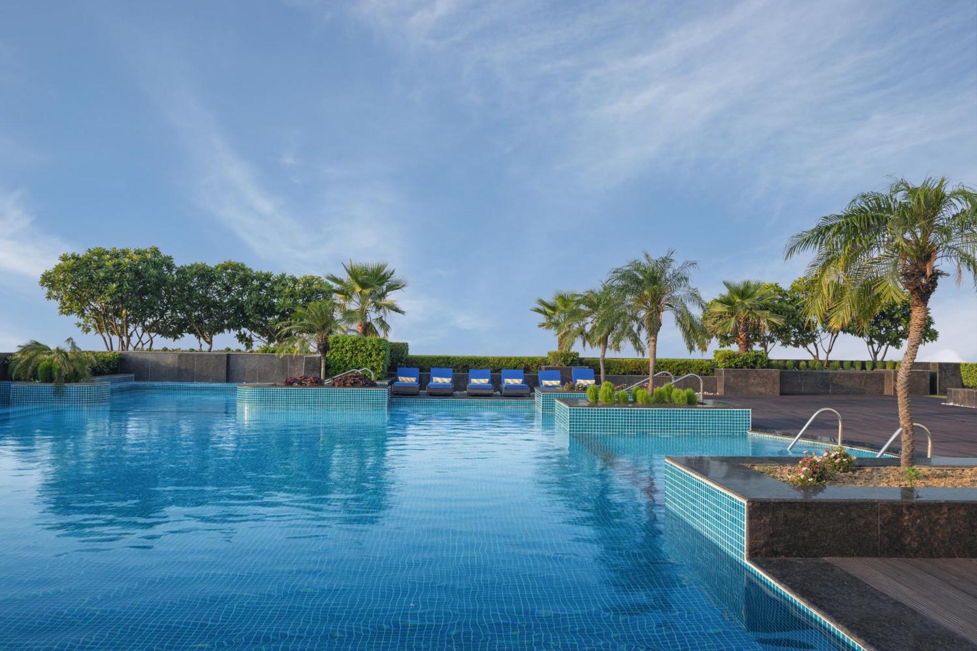 Radisson Blu Hotel New Delhi Dwarka Esterno foto The swimming pool at the hotel