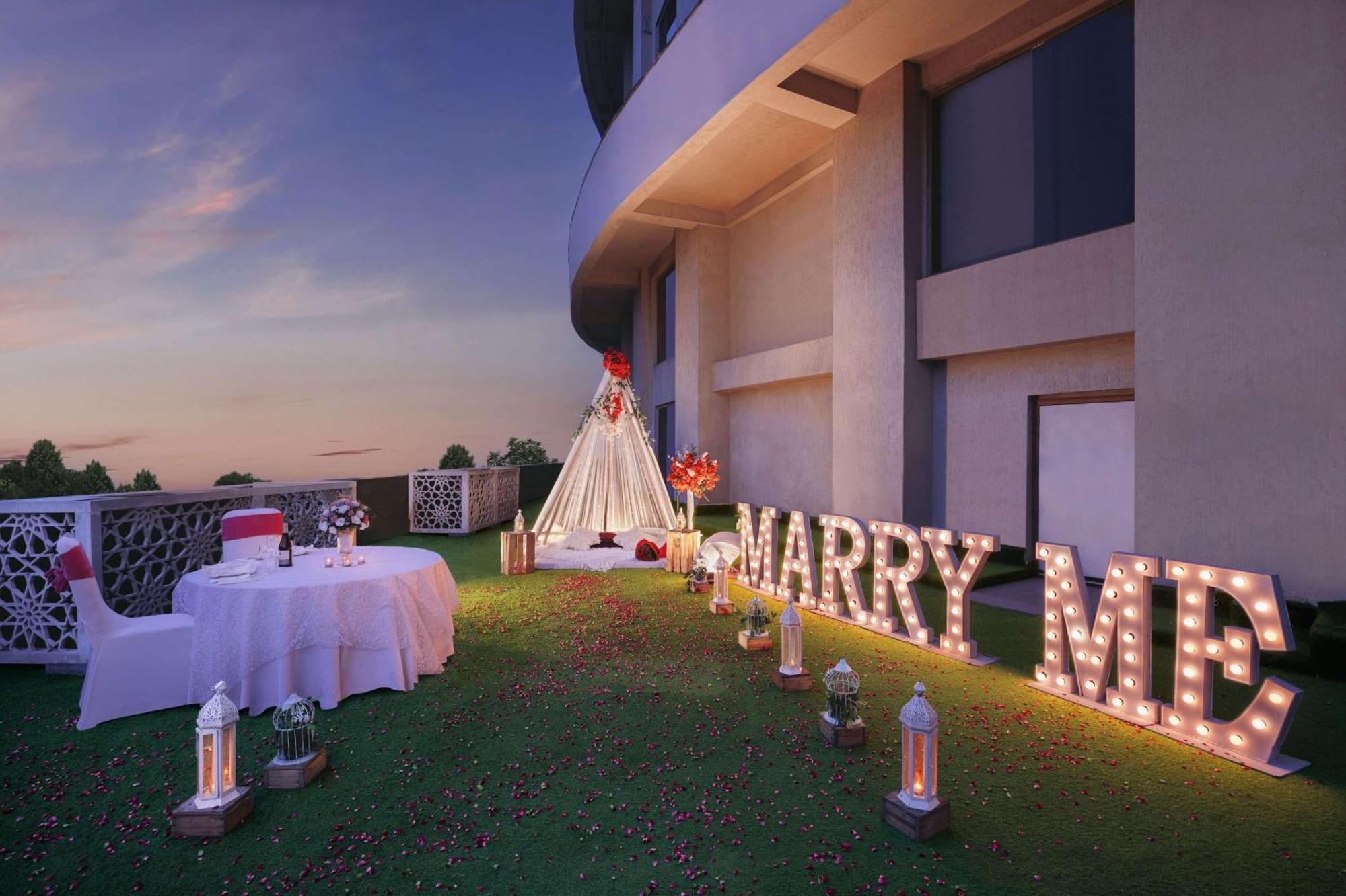 Radisson Blu Hotel New Delhi Dwarka Esterno foto The Sky Garden