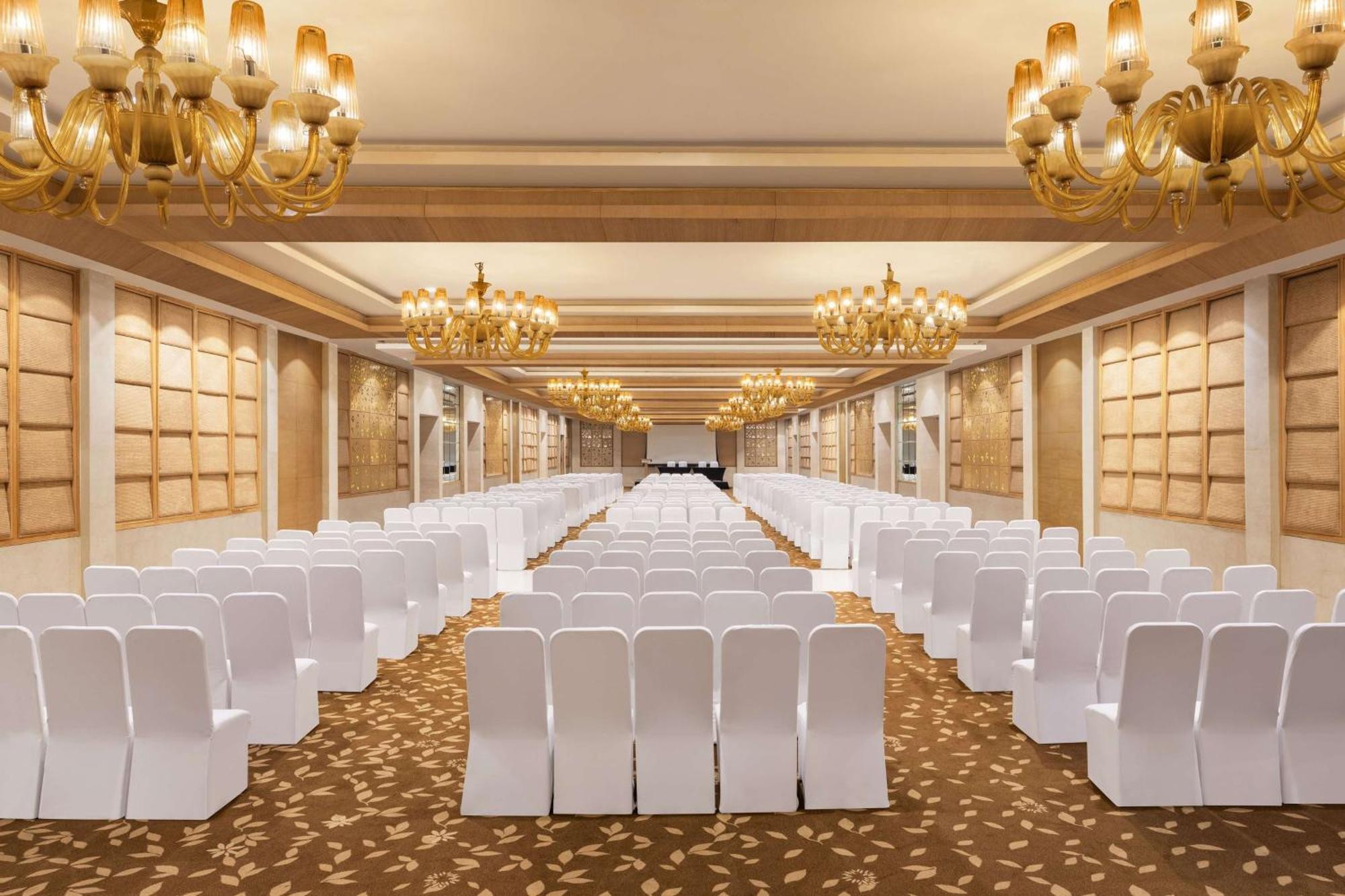 Radisson Blu Hotel New Delhi Dwarka Esterno foto The Royal Hall