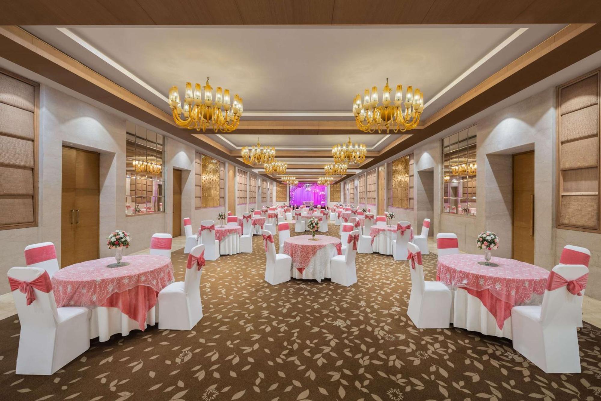 Radisson Blu Hotel New Delhi Dwarka Esterno foto The Grand Ballroom
